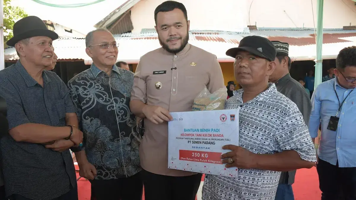 Wako Fadly Amran serahkan bantuan bibit 250 kg dari Semen Padang untuk Keltan di Kuranji. (dok. Humas SP)