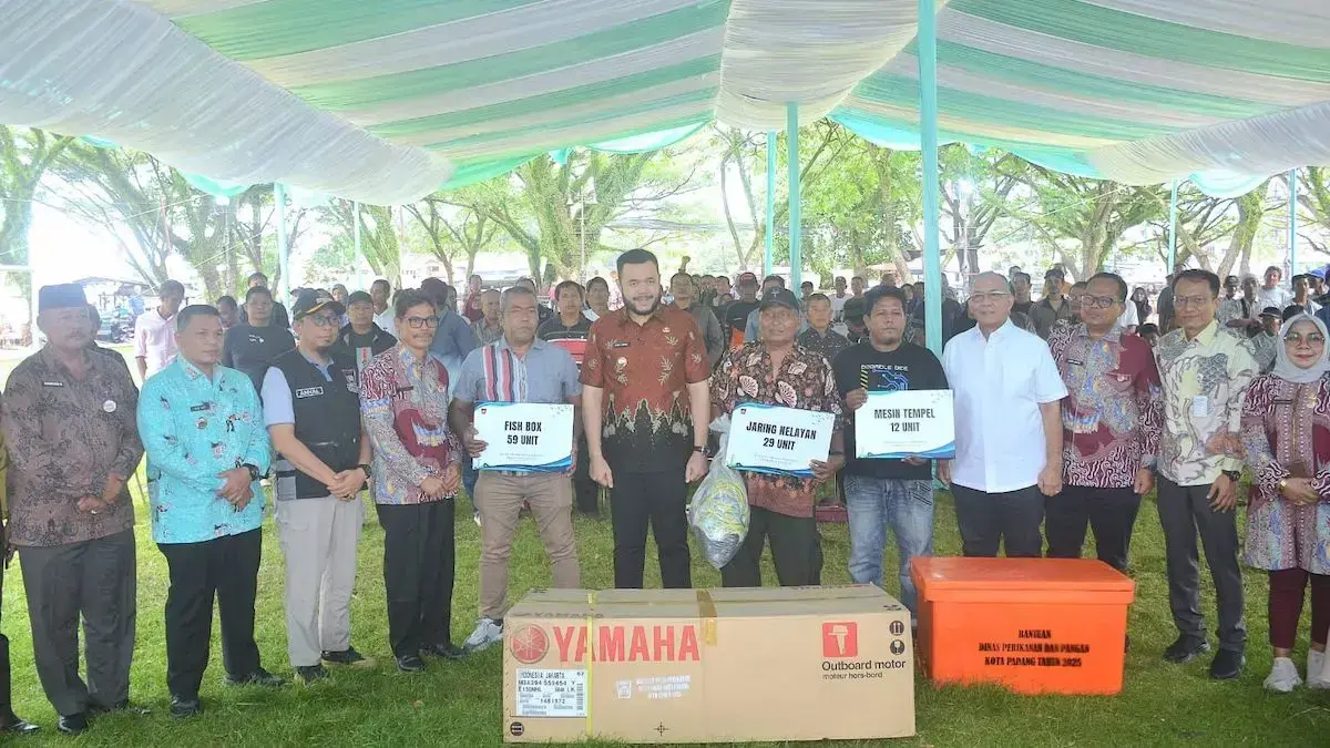 Wako Fadly Amran serahkan sarana tangkap ikan untuk nelayan di Padang. (dok. Prokopim)