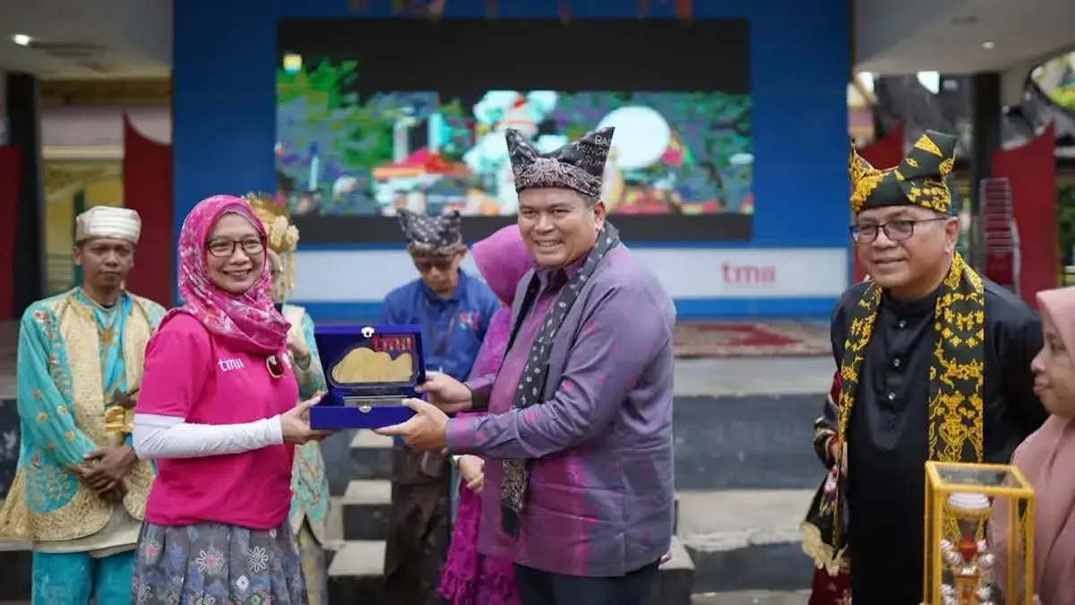 Wako Pariaman Yota Balad terima penghargaan dari TMII. (dok. Kominfo Pariaman)