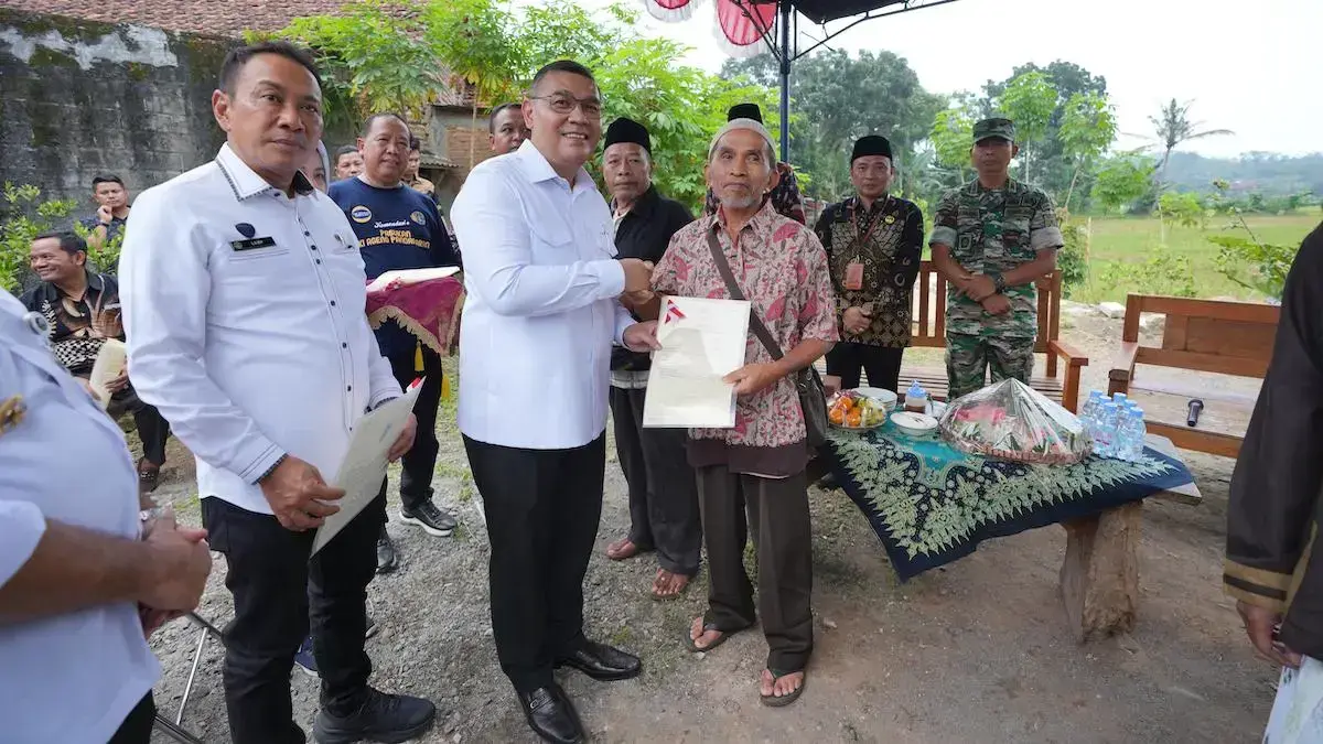 Wamen ATR/BPN Ossy Darmawan saat penyerahan dokumen door to door di Semarang. (dok. ATR/BPN)