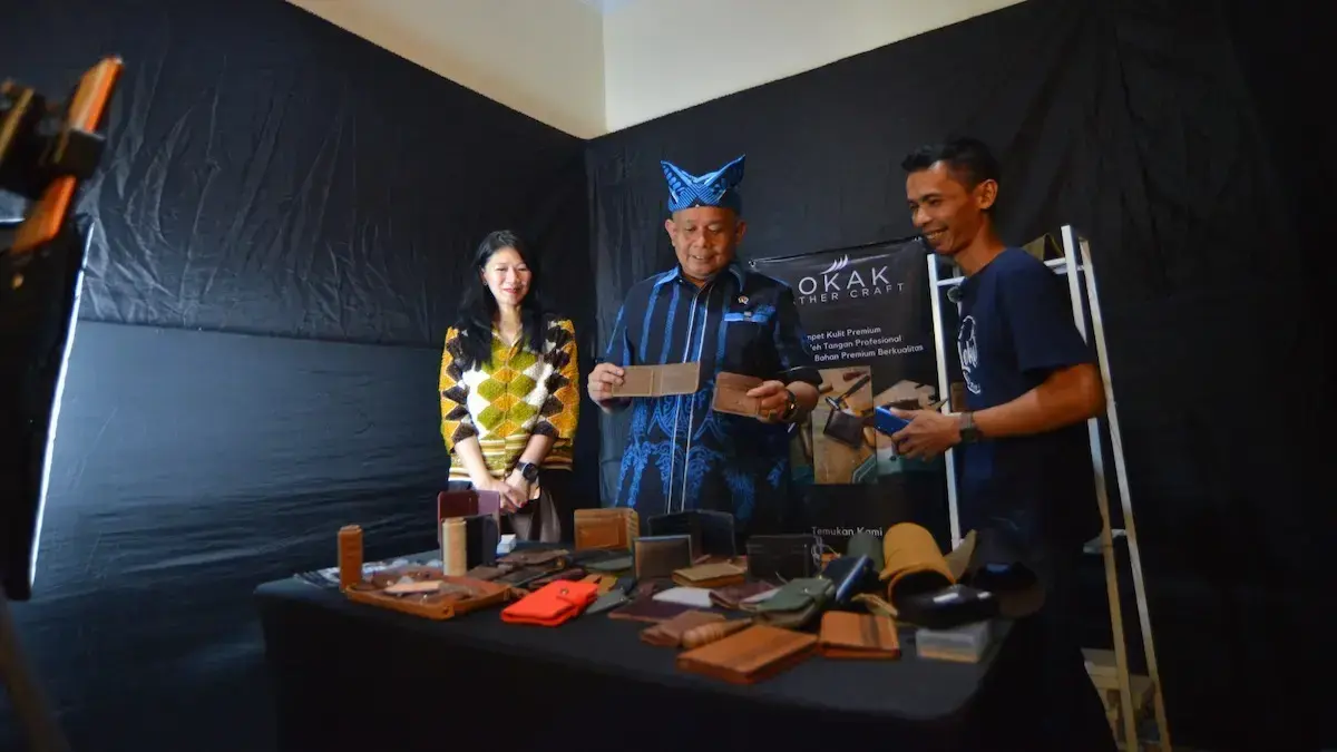 Wamen UMKM melihat produk dalam iven TikTok Shop Tokopedia di Padang. (dok. istimewa)