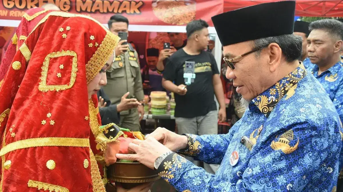 Wawako Maigus Nasir buka iven Koto Tangah Baralek Gadang diawali dengan mangutia siriah. (dok. Prokopim)