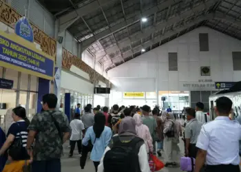 Antrian penumpang kereta di Stasiun BIM. (dok. Humas KAI)