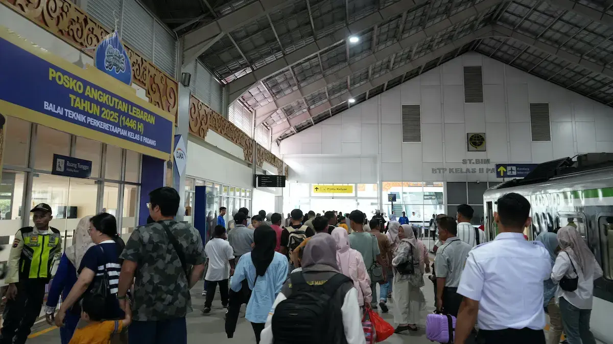 Antrian penumpang kereta di Stasiun BIM. (dok. Humas KAI)