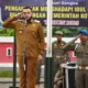 Apel hari pertama kerja ASN Wako Padang di halaman Mako Satpol PP Padang. (dok. Prokopim)