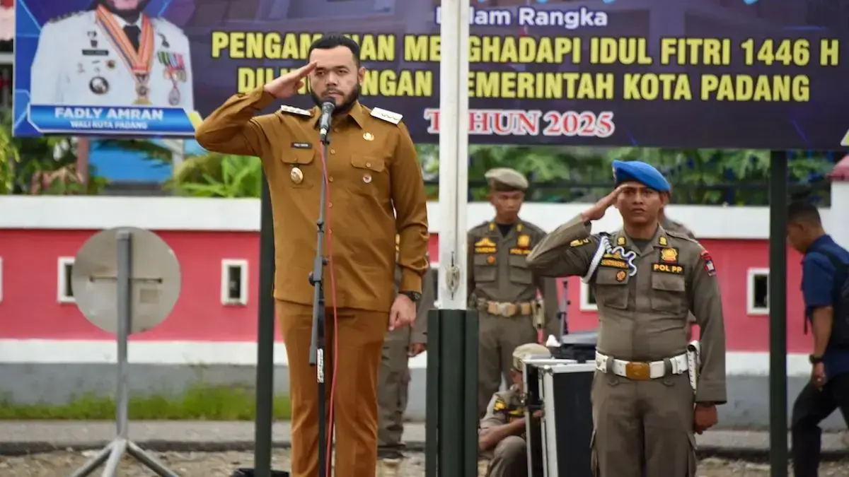 Apel hari pertama kerja ASN Wako Padang di halaman Mako Satpol PP Padang. (dok. Prokopim)