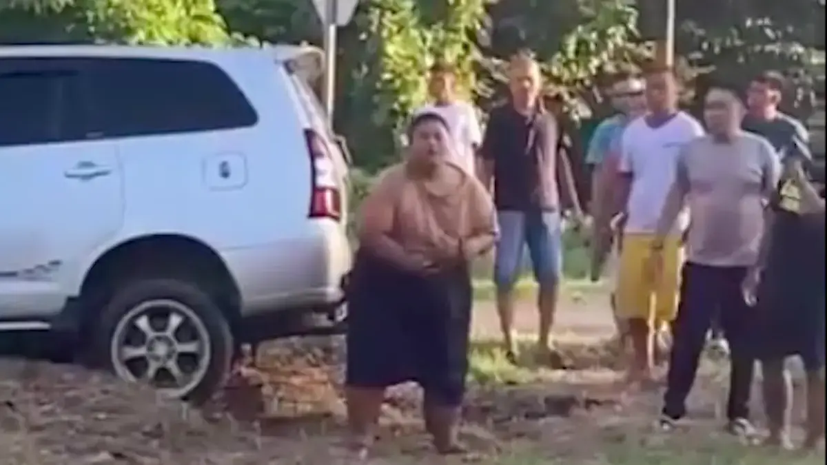 Pria yang diduga sebagai pelaku penabrak orangtua sendiri di Pariaman. (dok. tangkapan layar)