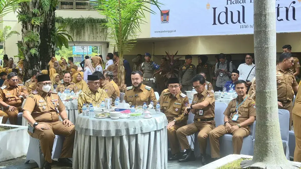 Halal bihalal hari pertama kerja ASN Pemko Padang. (dok. Prokopim)