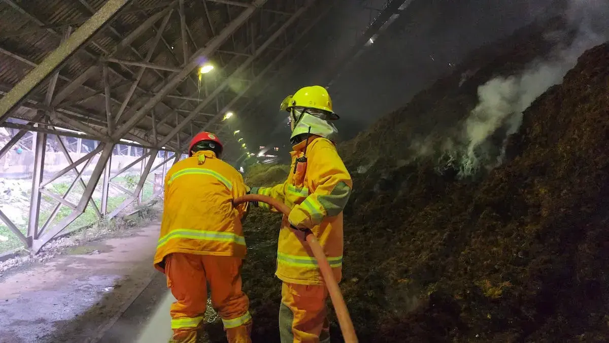 Karyawan Semen Padang yang bekerja saat libur Lebaran. (dok. Humas)
