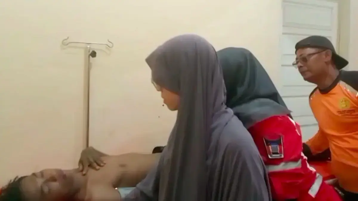 Korban terseret ombak di Pantai Air Manis Padang saat diperiksa tim medis. (dok. WA Grup Kebencanaan)