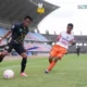 Pemain PSPP Rudi Doang saat melewati pemain Josal FC. (dok. FB Kominfo Padang Panjang)