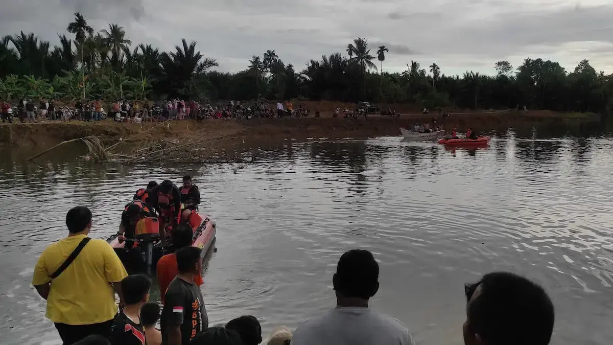 Pencarian bocah SD hanyut terseret arus di Sungai Batang Kandis, Lubuk Buaya, Kecamatan Koto Tangah. (dok. Humas BPBD)