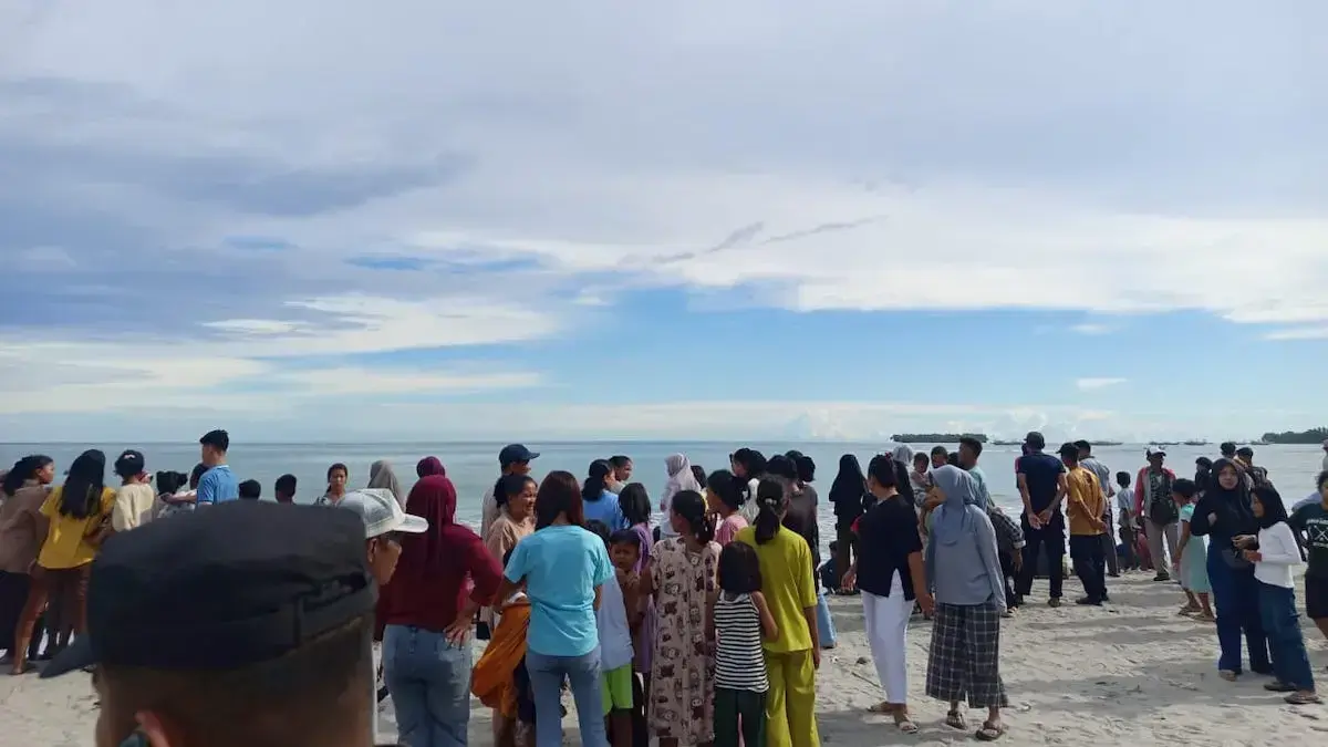 Sekitar 16 remaja dilaporkan terseret ombak di Pantai Tiku, Agam. 13 diantaranya selamat, seorang meninggal dan dua lagi dalam pencarian tim SAR. (dok. Basarnas Padang)