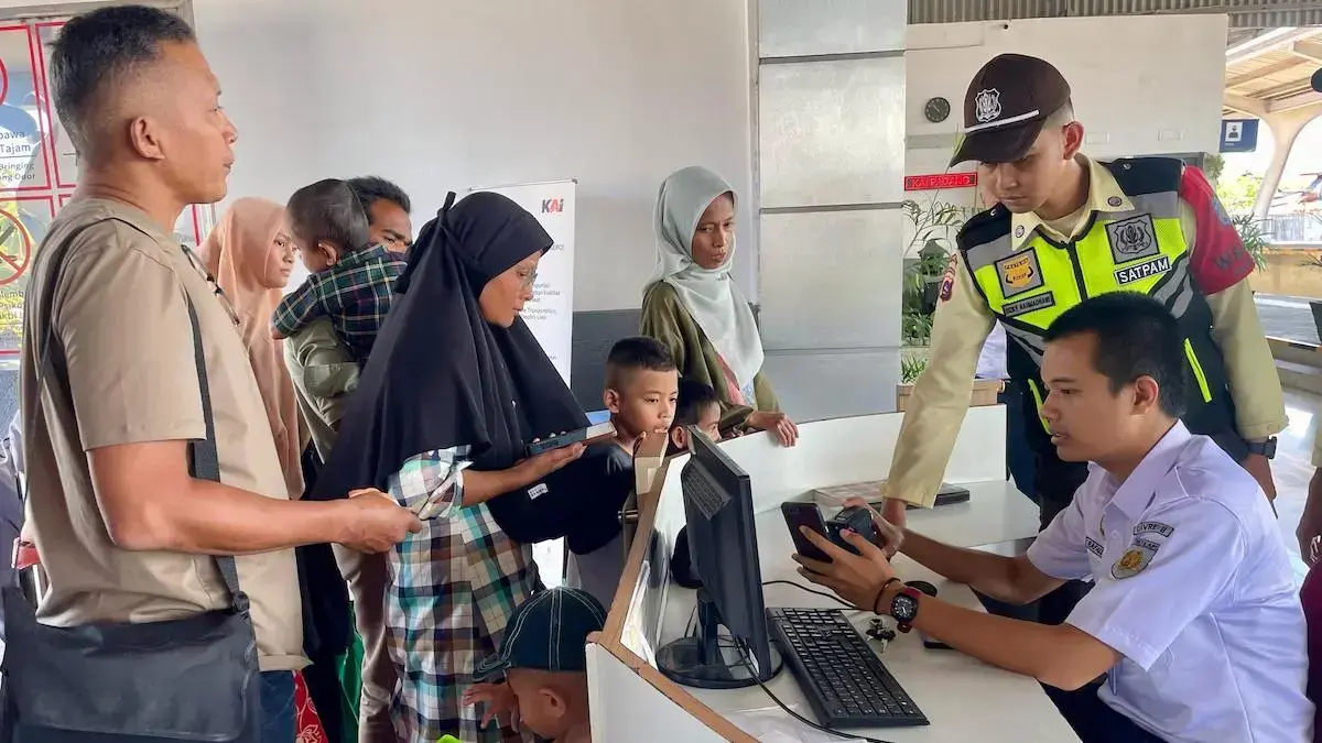 Penumpang KAI Divre II Sumbar membeli tiket. (dok. Humas KAI)