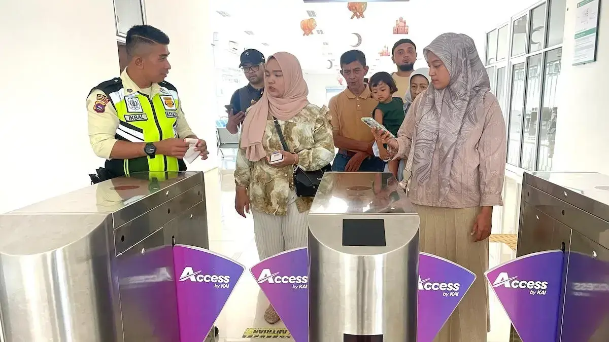 Penumpang kereta api di Padang gunakan Access by KAI. (dok. Humas KAI)
