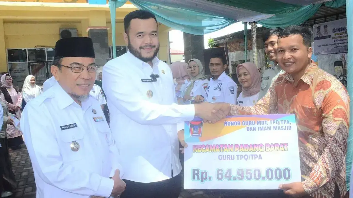 Penyerahan honor guru TPA di Kecamatan Padang Barat. (dok. Prokopim)