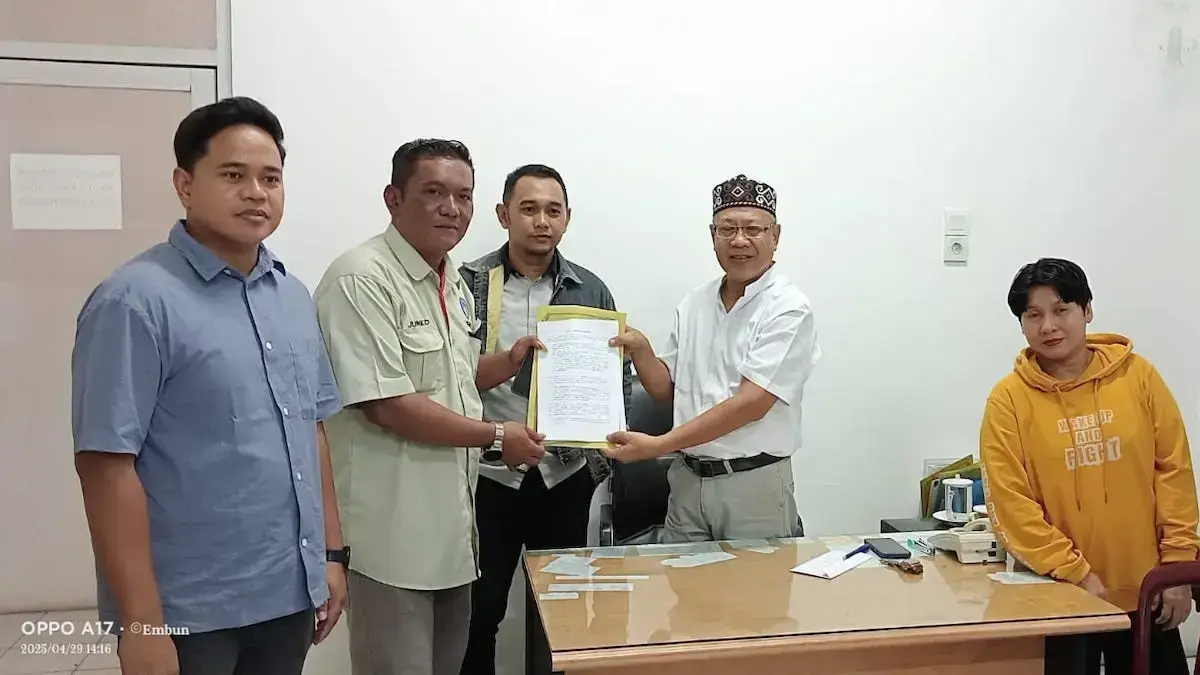 Penyerahan surat terkait desakan kepada KONI Sumbar untuk tidak menunda Musorprov 2025. (dok. Radarsumbar)