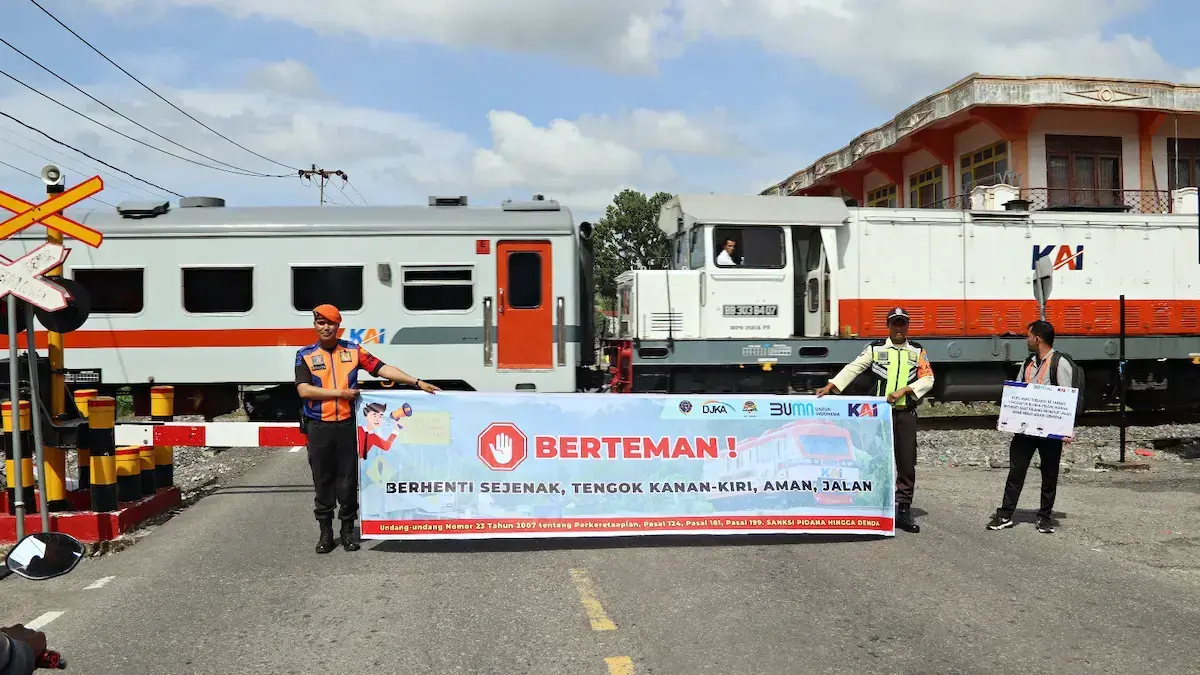 Petugas KAI Divre II Sumbar ingatkan pengguna jalan tertib lalulintas dan aturan kereta. (dok. Humas KAI)