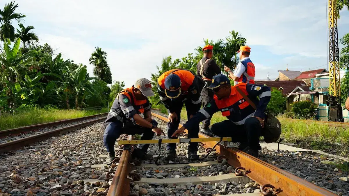 Petugas KAI Divre II Sumbar melakukan cek lintasan rutin. (dok. Humas)
