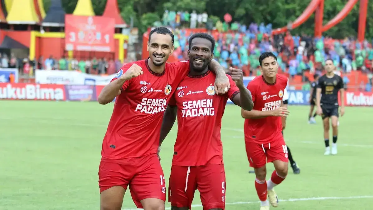 Selebrasi dua pemain Semen Padang FC yang golnya dianulir pada laga melawan PSIS. (dok. MO SPFC)