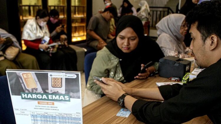 Petugas melayani warga yang memesan emas Antam di Butik Emas Logam Mulia PT. Aneka Tambang (Antam). (ANTARA FOTO/JASMINE NADHYA THANAYA)
