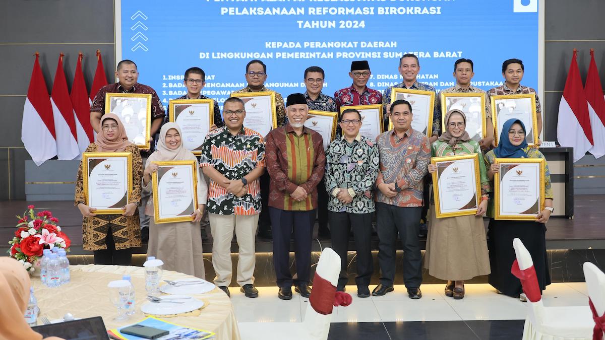 Gubernur Sumbar serahkan piagam penghargaan kepada 12 Organisasi Perangkat Daerah (OPD) terbaik dalam pelaksanaan reformasi birokrasi tahun 2024 di lingkup Pemprov Sumbar. (dok. adpsb)