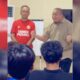 Andre Rosiade bakar semangat para pemain jelang laga melawan Persik. (dok. istimewa)
