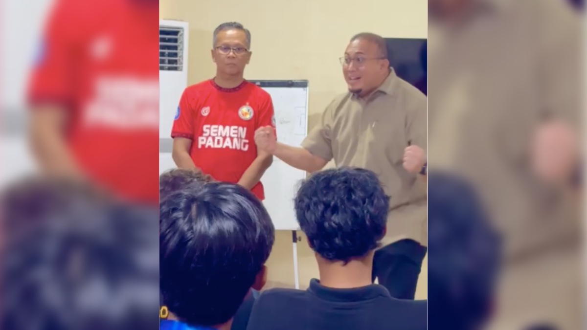 Andre Rosiade bakar semangat para pemain jelang laga melawan Persik. (dok. istimewa)