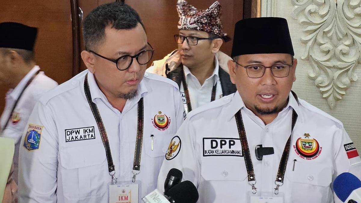 Andre Rosiade dan Braditi Moulevey diwawancarai awak media usai Munas IKM. (dok. istimewa)
