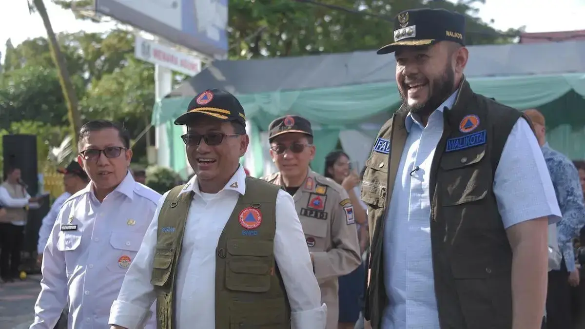 Wako Fadly Amran dampingi Sestama BNPB Rustandi saat apel gelar pasukan dan peralatan kesiapsiagaan menghadapi bencana di Monumen Tugu Gempa, Rabu. (dok. Prokopim)