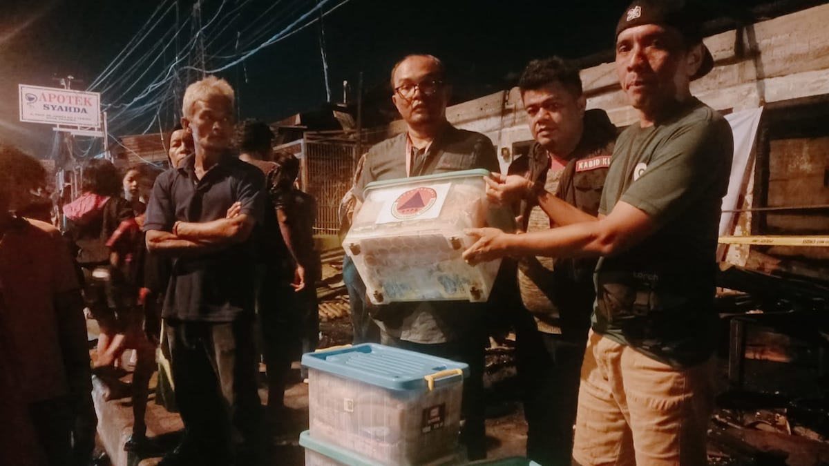 BPBD Padang serahkan bantuan untuk korban terdampak kebakaran di Jalan Hamka. (dok. BPBD Padang)