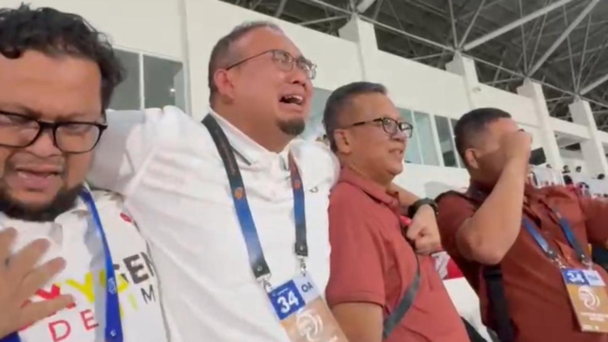 Ekspresi Andre Rosiade usai Semen Padang FC memastikan bertahan di Liga 1 setelah kalahkan Arema FC. (dok. tangkapan layar)