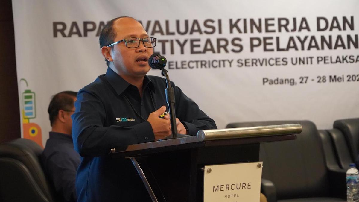 GM PLN UID Sumbar Ajrun Karim beri sambutan saat evaluasi Yantek 2025. (dok. Humas)