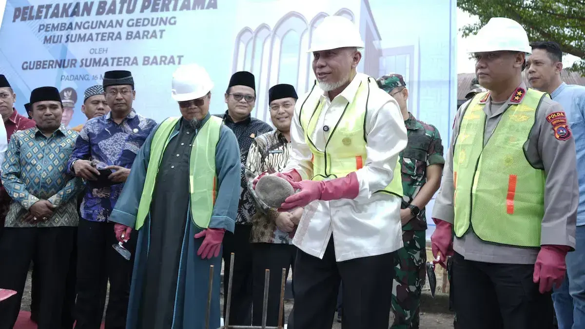 Gubernur Mahyeldi lakukan peletakan batu pertama pembangunan gedung MUI Sumbar. (dok. adpsb)