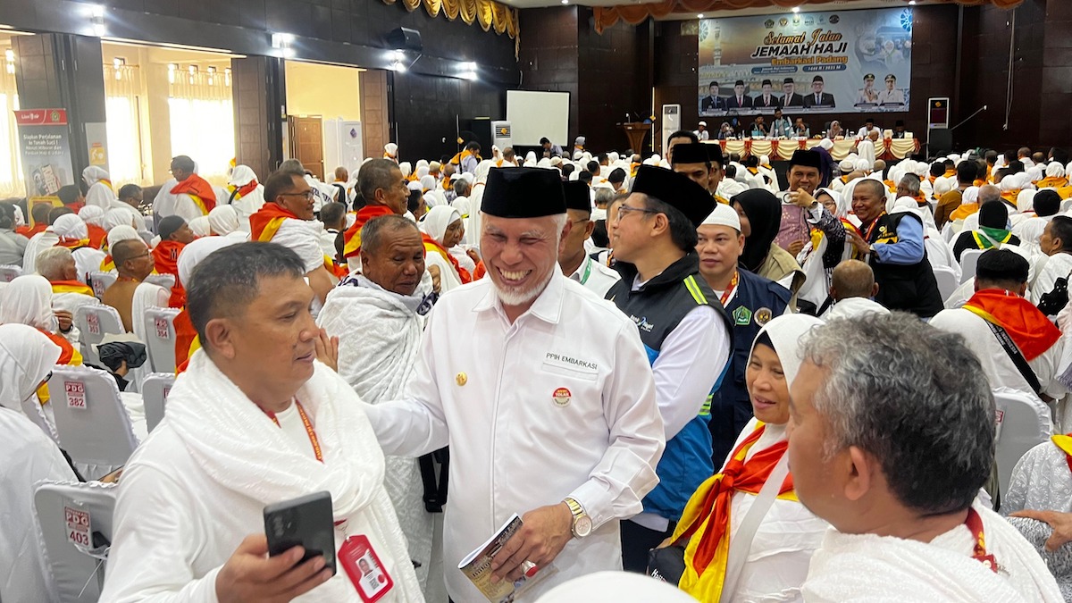 Salah seorang jemaah calon jemaah yang juga Ass. Manager Semen Padang FC Masykur Rauf ikut dilepas bersama ratusan CJH embarkasi Padang kloter 14 yang dilepas Gubernur Mahyeldi. (dok. adpsb)