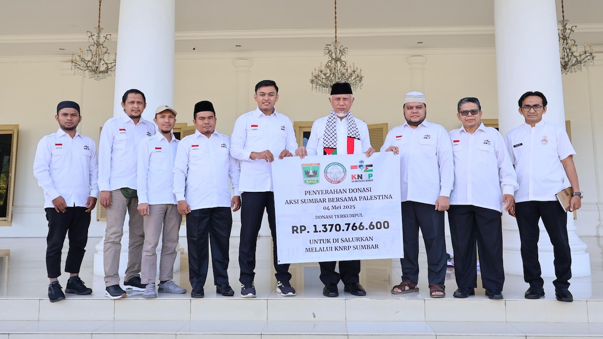 Gubernur Mahyeldi lepas relawan Sumbar ke Palestina dengan donasi 1 miliar lebih. (dok. adpsb)