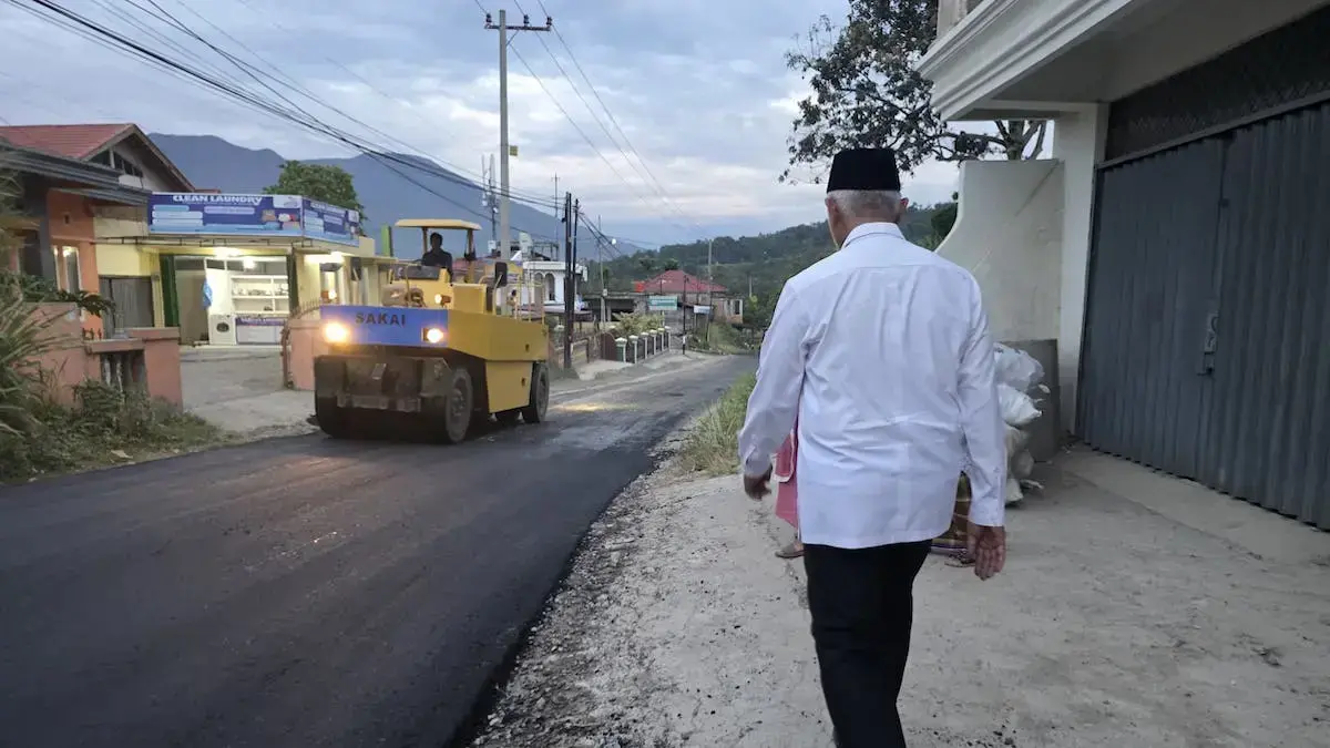 Gubernur Mahyeldi mengecek perbaikan jalur Manggopoh-Padang Lua. (dok. adpsb)
