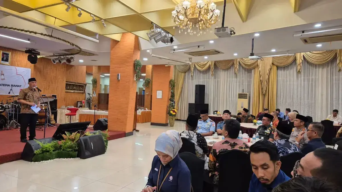 Gubernur Mahyeldi saat beri sambutan dalam gelaran halalbihalal Forkopimda Sumbar dan swasta di Wisma Indarung PT Semen Padang. (dok. adpsb)