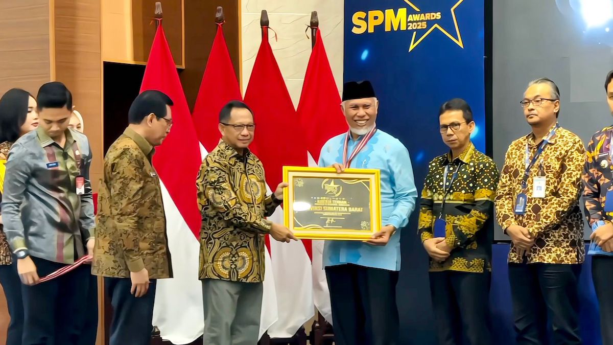 Gubernur Mahyeldi terima penghargaan SPM Awards 2025 untuk Pemprov Sumbar. (dok. istimewa)