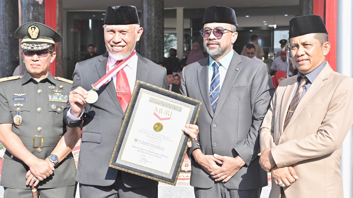 Gubernur Mahyeldi terima rekor MURI. (dok. adpsb)