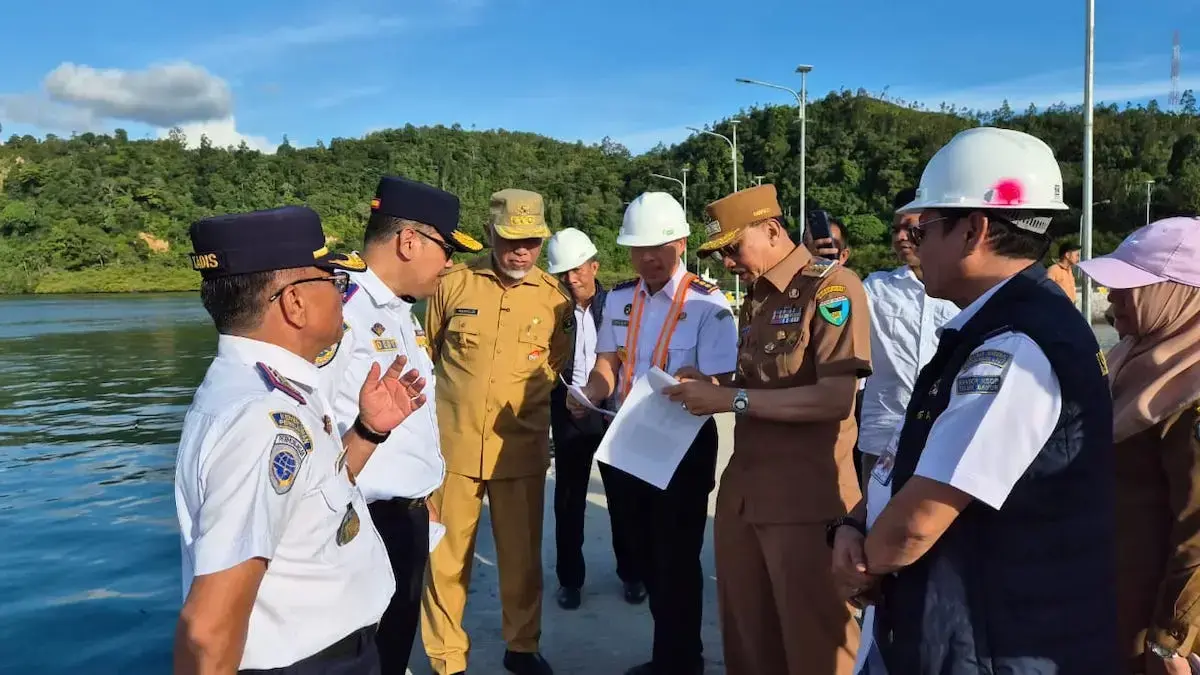 Gubernur Mahyeldi tinjau rencana pengembangan Pelabuhan Penasahan di Painan. (dok. adpsb)