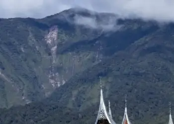 Gunung Marapi Erupsi Tujuh Kali, Kolom Abu Capai 1 Kilometer, Warga Diminta Waspada