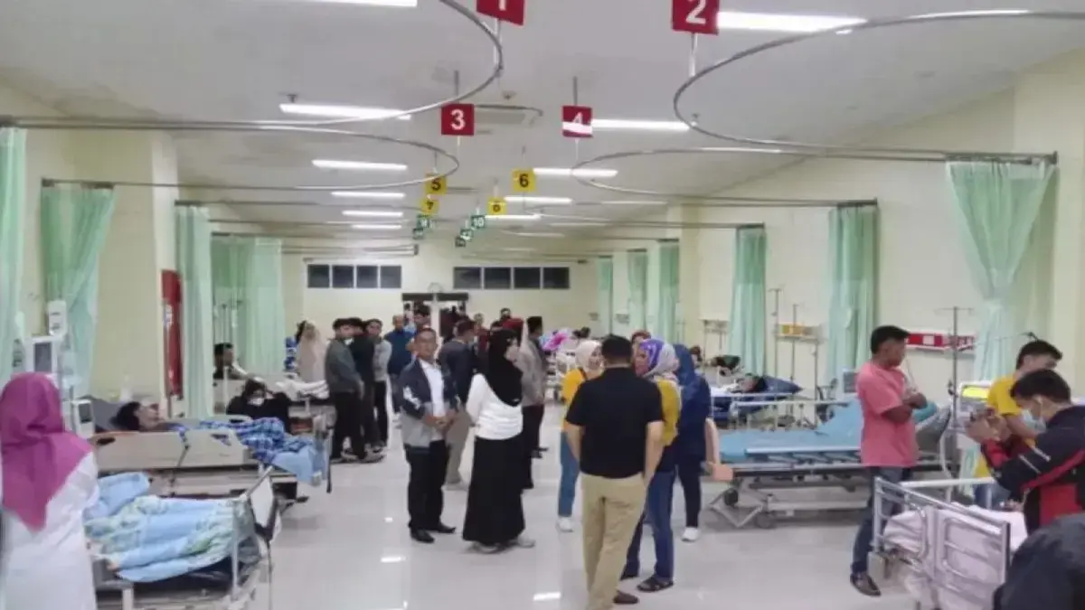 Sebanyak 22 orang dilarikan ke RSAM diduga keracunan minuman keras oplosan, sedangkan satu lainnya dinyatakan meninggal dunia di RSUD. (ANTARA/Al Fatah)