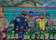 Satpol PP Agam Sita 30 Botol Miras dan 35 Liter Tuak dalam Operasi Pekat