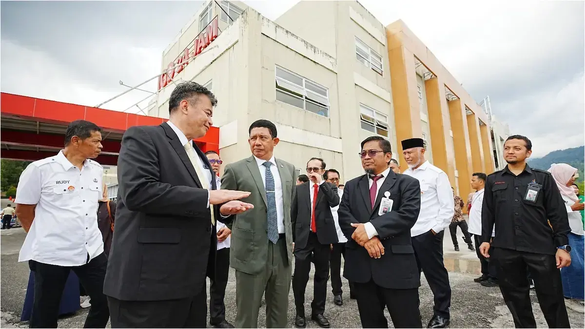 Kepala BNPB bersama Gubernur Mahyeldi dan jajaran pimpinan Unand mengecek kondisi RS Unand. (dok. Unand)