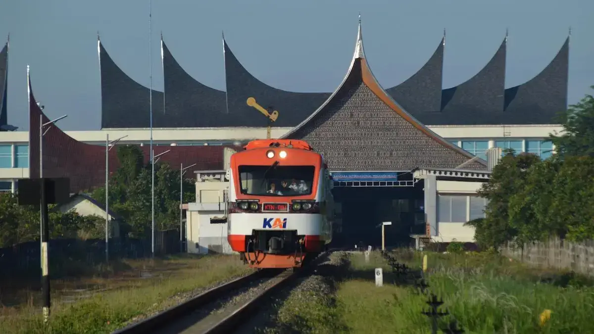 Kereta Api Lembah Anai yang melalui rute Kayu Tanam-BIM. (dok. Humas KAI)