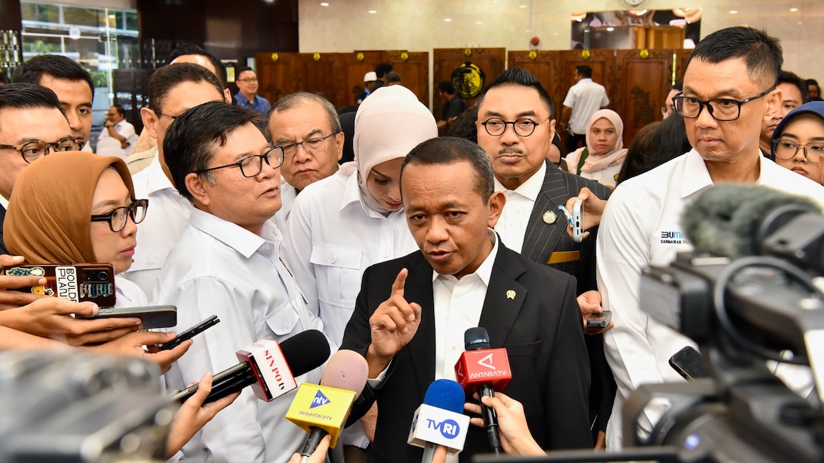 Menteri Energi dan Sumber Daya Mineral (ESDM) Bahlil Lahadalia (tengah), Direktur Jenderal Ketenagalistrikan Kementerian ESDM Jisman P Hutajulu (kedua dari kiri), Direktur Jenderal Energi Baru Terbarukan dan Konservasi Energi Kementerian ESDM Eniya Listiani Dewi (kiri), Direktur Utama PLN Darmawan Prasodjo (kanan) dan Tenaga Ahli Menteri ESDM Bidang Negosiasi, Diplomasi dan Kerjasama Mineral dan Batubara, Michael Wattimena (kedua dari kanan) dalam kesempatannya bersama media usai mengumumkan Rencana Usaha Penyediaan Tenaga Listrik (RUPTL) PLN 2025-2034 di Jakarta pada Senin (26/5). (dok. Humas PLN)