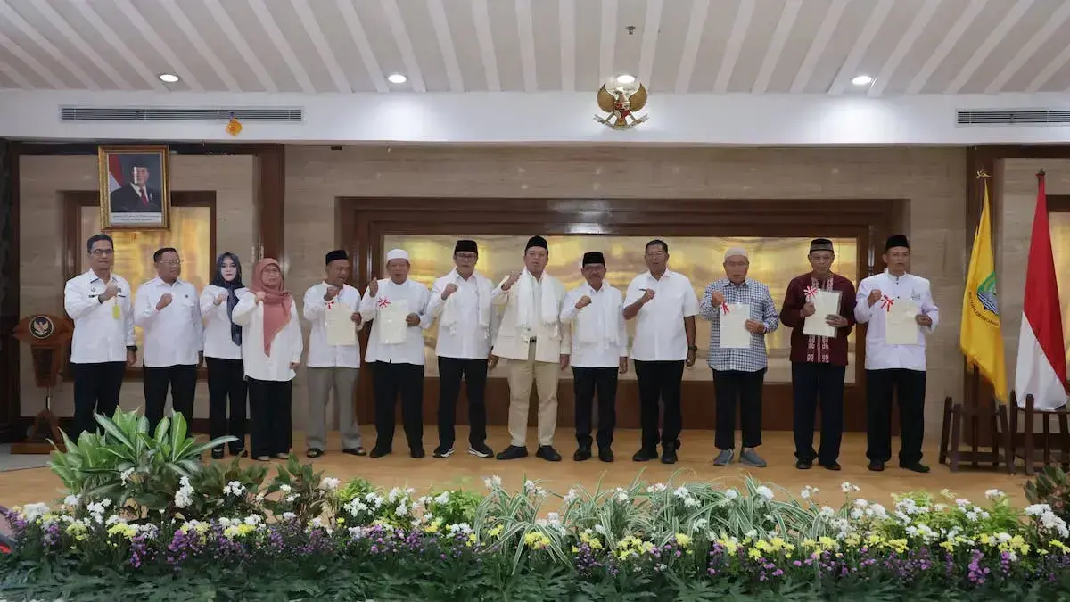 Menteri Nusron serahkan sertifikat tanah wakaf di Banten. (dok. ATR/BPN)