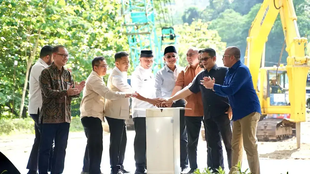Menteri PU Dody Hanggodo bersama Andre Rosiade lakukan groundbreaking fly over Sitinjau Lauik bersama dengan Mahyeldi-Vasko dan jajaran forkopimda Sumbar serta instansi terkait dan juga BUMN/BUMD yang terlibat dalam pembangunan ini. (dok. Tim AR)