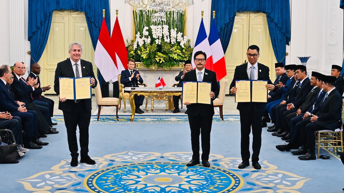 Seremoni MoU showing antara PLN, PT SMI, dan HDF Energy terkait Pendanaan Pengembangan Hidrogen di Indonesia yang dilakukan oleh Direktur Utama PLN, Darmawan Prasodjo (kanan), Direktur Utama PT SMI, Reynaldi Hermansjah (tengah), dan Chief Executive Officer of Hydrogen de France SA, Damien Havard (kiri) di hadapan Presiden RI, Prabowo Subianto (kanan belakang) dan Presiden Prancis, Emmanuel Macron (kiri belakang) pada Rabu, (28/5) di Istana Kepresidenan RI. (Foto: BPMI Setpres)